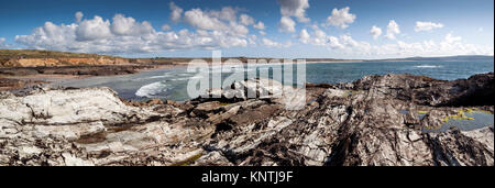 Panoramablick über Gwithian Sands von der Oberseite des schroffen Klippen. Stockfoto