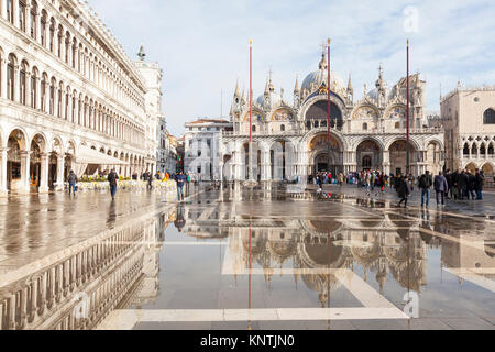 Die historischen Gebäude an der Piazza San Marco und der Basilika San Marco in Acqua Alta Überschwemmungen, Venedig, Venetien, Italien. Acqua Alta ist die periodi Stockfoto