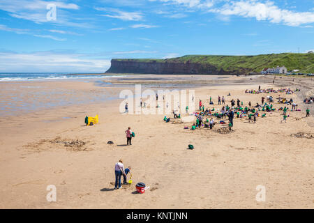 England saltburn am Meer England Sandstrand saltburn Leute am Strand saltburn North Yorkshire Redcar und Cleveland England uk Gb Stockfoto