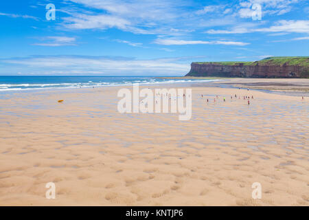 England saltburn am Meer England Sandstrand saltburn Leute am Strand saltburn North Yorkshire Redcar und Cleveland England uk Gb Stockfoto