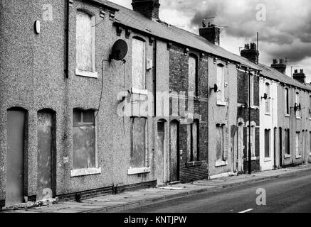 Hartlepool heruntergekommene Reihenhäuser England Hartlepool, England verlassene Häuser für Abriss oder Sanierung noch mit Sky Gericht Hartlepool bereit Stockfoto