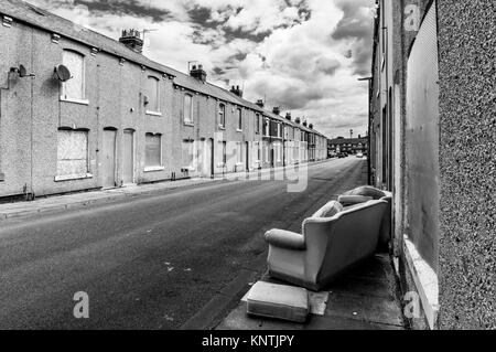 Hartlepool heruntergekommene Reihenhäuser mit alten Sofa außerhalb von England Hartlepool, England verlassene Häuser für Abriss oder Sanierung Hartlepool bereit Stockfoto