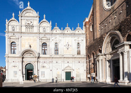 Scuola Grande San Marco, Castello, Venice, Italien die Außenfassade mit der Basilika di San Giovanni e Paolo auf der rechten Seite. Die Scuola ist jetzt ein Civic Stockfoto