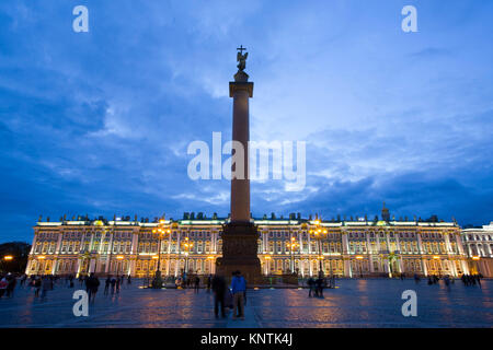 Alexander Spalte auf Palace Square; Staatliche Eremitage (Hintergrund); St. Petersburg; UNESCO Weltkulturerbe; Russland Stockfoto