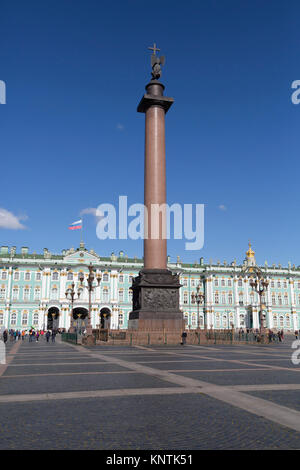 Alexander Spalte auf dem Schlossplatz, Eremitage (Hintergrund), St Petersburg, UNESCO-Weltkulturerbe, Russland Stockfoto