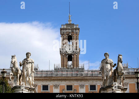 Statue von Castor und Pollux an der Treppe Cordonata, Statuen der Dioskuren auf der Piazza del Campidoglio in Rom, Italien Stockfoto
