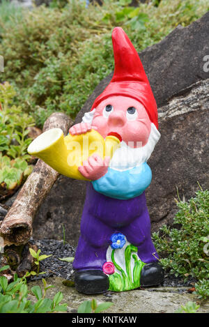 Gartenzwerg spielen ein Horn in einem Garten eines Hauses in Engelberg in den Schweizer Alpen Stockfoto