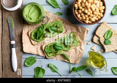 Zwei Cracker mit grünen Spinat Humus Stockfoto