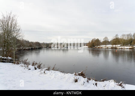 Eine winterlich verschneite Ansicht des eisigen Pfeil Valley Lake Stockfoto