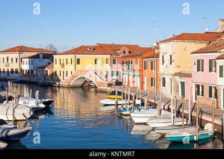 Ruhigen Kanal im Winter Licht, Murano, Venedig, Italien mit Blick auf der Fondamenta Sebastiano Santi und Ponte s. Martino Stockfoto