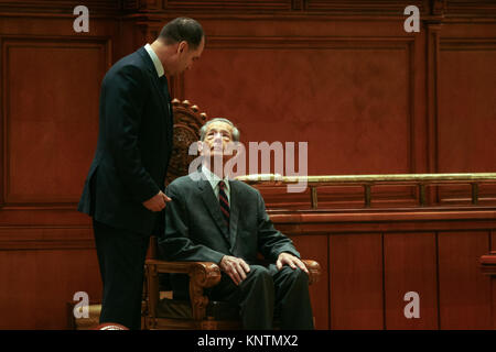 Bukarest, Rumänien - 25. OKTOBER 2011: König Michael von Rumänien während der ersten Rede vor dem rumänischen Parlament in Bukarest. Stockfoto