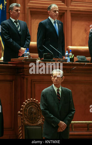 Bukarest, Rumänien - 25. OKTOBER 2011: König Michael von Rumänien während der ersten Rede vor dem rumänischen Parlament in Bukarest. Stockfoto