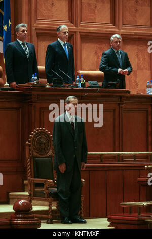 Bukarest, Rumänien - 25. OKTOBER 2011: König Michael von Rumänien während der ersten Rede vor dem rumänischen Parlament in Bukarest. Stockfoto