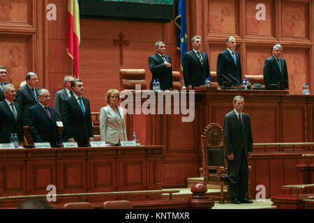 Bukarest, Rumänien - 25. OKTOBER 2011: König Michael von Rumänien während der ersten Rede vor dem rumänischen Parlament in Bukarest. Stockfoto