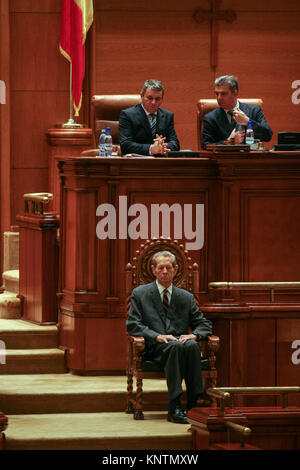 Bukarest, Rumänien - 25. OKTOBER 2011: König Michael von Rumänien während der ersten Rede vor dem rumänischen Parlament in Bukarest. Stockfoto