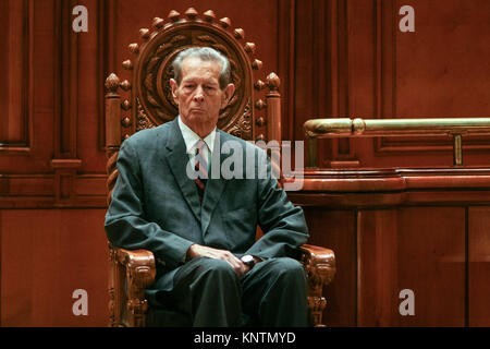 Bukarest, Rumänien - 25. OKTOBER 2011: König Michael von Rumänien während der ersten Rede vor dem rumänischen Parlament in Bukarest. Stockfoto