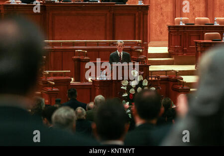 Bukarest, Rumänien - 25. OKTOBER 2011: König Michael von Rumänien während der ersten Rede vor dem rumänischen Parlament in Bukarest. Stockfoto