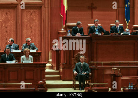 Bukarest, Rumänien - 25. OKTOBER 2011: König Michael von Rumänien während der ersten Rede vor dem rumänischen Parlament in Bukarest. Stockfoto