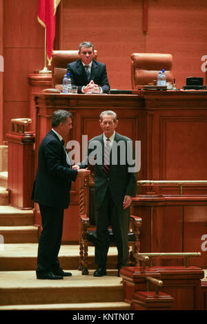 Bukarest, Rumänien - 25. OKTOBER 2011: König Michael von Rumänien während der ersten Rede vor dem rumänischen Parlament in Bukarest. Stockfoto