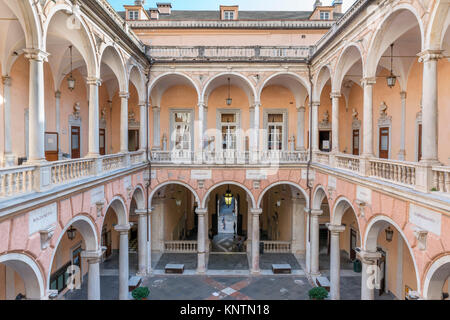 Innenhof des Palazzo den Tursi, einer der historischen Palazzi an der Via Garibaldi in der Altstadt, Genua, Ligurien, Italien Stockfoto