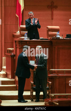 Bukarest, Rumänien - 25. OKTOBER 2011: König Michael von Rumänien während der ersten Rede vor dem rumänischen Parlament in Bukarest. Stockfoto