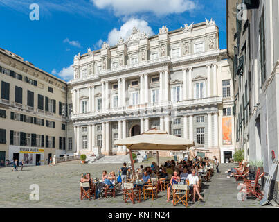 Sidewalk Cafe vor dem 16. jahrhundert Dogenpalast (Palazzo Ducale), Piazza Matteotti, Genua, Ligurien, Italien. Palazzi. Stockfoto