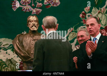 Bukarest, Rumänien - 25. OKTOBER 2011: König Michael von Rumänien während der ersten Rede vor dem rumänischen Parlament in Bukarest. Stockfoto