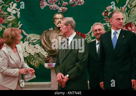 Bukarest, Rumänien - 25. OKTOBER 2011: König Michael von Rumänien während der ersten Rede vor dem rumänischen Parlament in Bukarest. Stockfoto