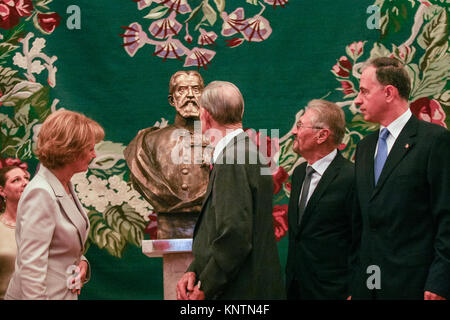 Bukarest, Rumänien - 25. OKTOBER 2011: König Michael von Rumänien während der ersten Rede vor dem rumänischen Parlament in Bukarest. Stockfoto