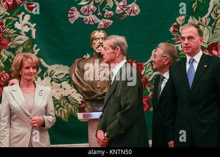 Bukarest, Rumänien - 25. OKTOBER 2011: König Michael von Rumänien während der ersten Rede vor dem rumänischen Parlament in Bukarest. Stockfoto