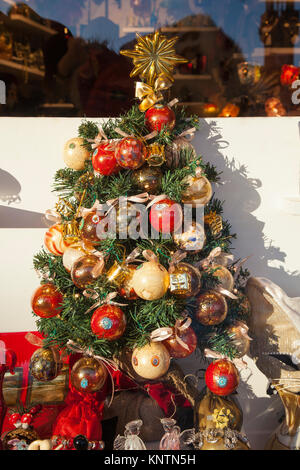 Weihnachtsbaum in einem Schaufenster auf der Insel Murano, Venedig, Italien mit bunten lokal produzierten Murano Glas Kugeln und Ornamenten verziert Stockfoto