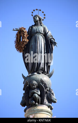 Spalte der Unbefleckten Empfängnis Denkmal mit Jungfrau Maria auf der Oberseite an der Piazza di Spagna in Rom, Italien Stockfoto