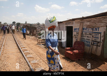 Das Leben entlang der Gleise, Kibera Slum, Nairobi, Kenia, Ostafrika Stockfoto