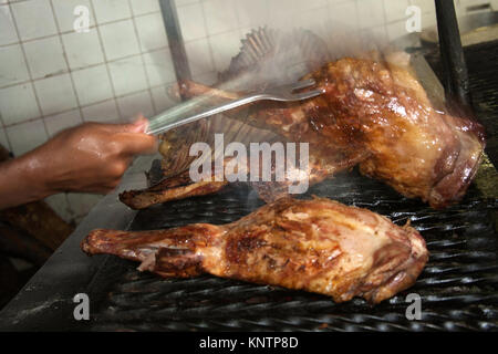 Nyama Choma oder traditionelle Straßengerichte mit gegrilltem Fleisch bbq werden in einem Restaurant in Kenia, Nairobi, Ostafrika, serviert Stockfoto
