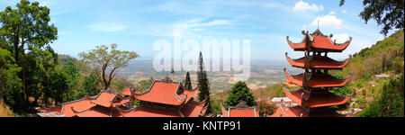 Phan Thiet, Vietnam - 29. März 2015: Panorama der Pagode des Nirvana Buddha auf Ta Cu Berg in Vietnam, war es am 26. Oktober 1996 in Tan gebildet Stockfoto