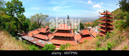 Phan Thiet, Vietnam - 29. März 2015: Panorama der Pagode des Nirvana Buddha auf Ta Cu Berg in Vietnam, war es am 26. Oktober 1996 in Tan gebildet Stockfoto