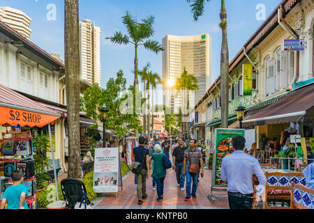 Singapur - September 2, 2017: Besucher gehen um Moschee Sultan, die Moschee gilt als eine der wichtigsten Moscheen in Singapur Stockfoto