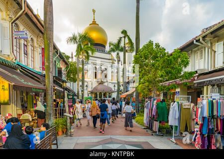 Singapur - September 2, 2017: Besucher gehen um Moschee Sultan, die Moschee gilt als eine der wichtigsten Moscheen in Singapur Stockfoto