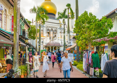 Singapur - September 2, 2017: Besucher gehen um Moschee Sultan, die Moschee gilt als eine der wichtigsten Moscheen in Singapur Stockfoto