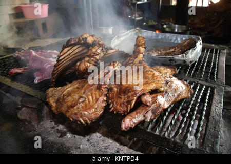 Nyama Choma oder traditionelle Straßengerichte mit gegrilltem Fleisch bbq werden in einem Restaurant in Kenia, Nairobi, Ostafrika, serviert Stockfoto