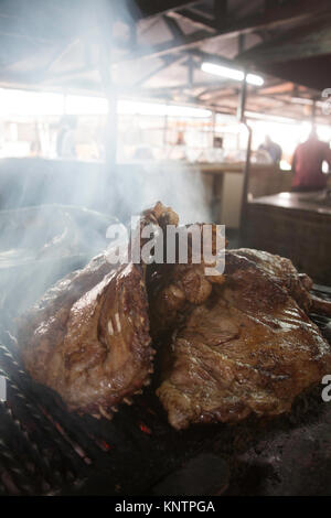 Nyama Choma oder traditionelle Straßengerichte mit gegrilltem Fleisch bbq werden in einem Restaurant in Kenia, Nairobi, Ostafrika, serviert Stockfoto