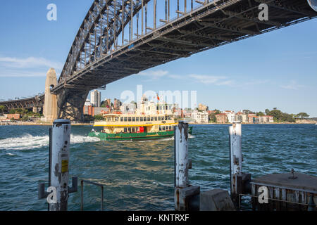 Sydney Fähre läuft unter die Hafenbrücke von Sydney, New South Wales, Australien Stockfoto