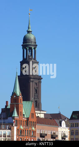 HAMBURG, DEUTSCHLAND - 8. März, 2014: Kirche St. Michael, Hauptkirche Sankt Michaelis, umgangssprachlich: Michel, ist einer der größten Hamburger fünf Lutherischen Hauptkirchen und die bekannteste Kirche der Stadt Stockfoto