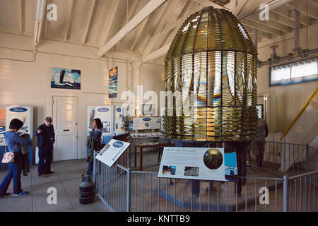 Die ursprüngliche FRESNAL LEUCHTTURM OBJEKTIV am Pigeon Point LIGHT HOUSE ist auf Anzeige-PESCADERO, Kalifornien Stockfoto