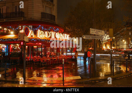 Das berühmte Café La Rotonde für Weihnachten bei Nacht, Paris, Frankreich eingerichtet. Stockfoto