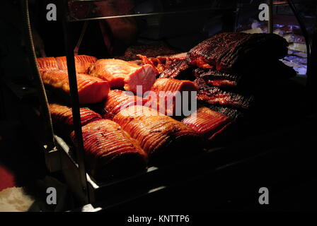 Speck in Farmer's Market stehen Stockfoto