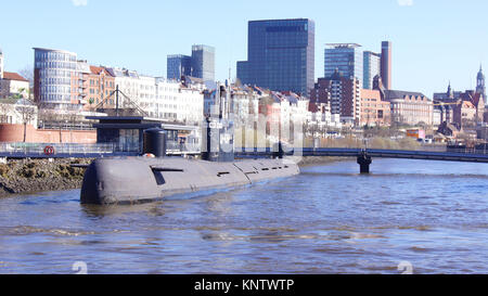 HAMBURG, DEUTSCHLAND - 8. März, 2014: ein Russisches u-Boot ist jetzt ein Museum für die Öffentlichkeit zugänglich im Hafen. Das ehemalige Spionage-U-Boot B-515 jetzt umbenannt U-434 Stockfoto