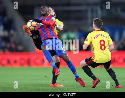 Crystal Palace Christian Benteke (links) und Watford Sebastian Prodl Kampf um den Ball während der Premier League Spiel im Selhurst Park, London. Stockfoto