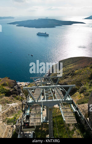 Vulkan Insel mit Kreuzer um verankert, eine Ansicht von Seilbahn über dem Hafen von Fira auf Santorini Stockfoto