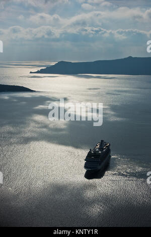 Vulkan Insel mit Kreuzer um im Santorini verankert Stockfoto